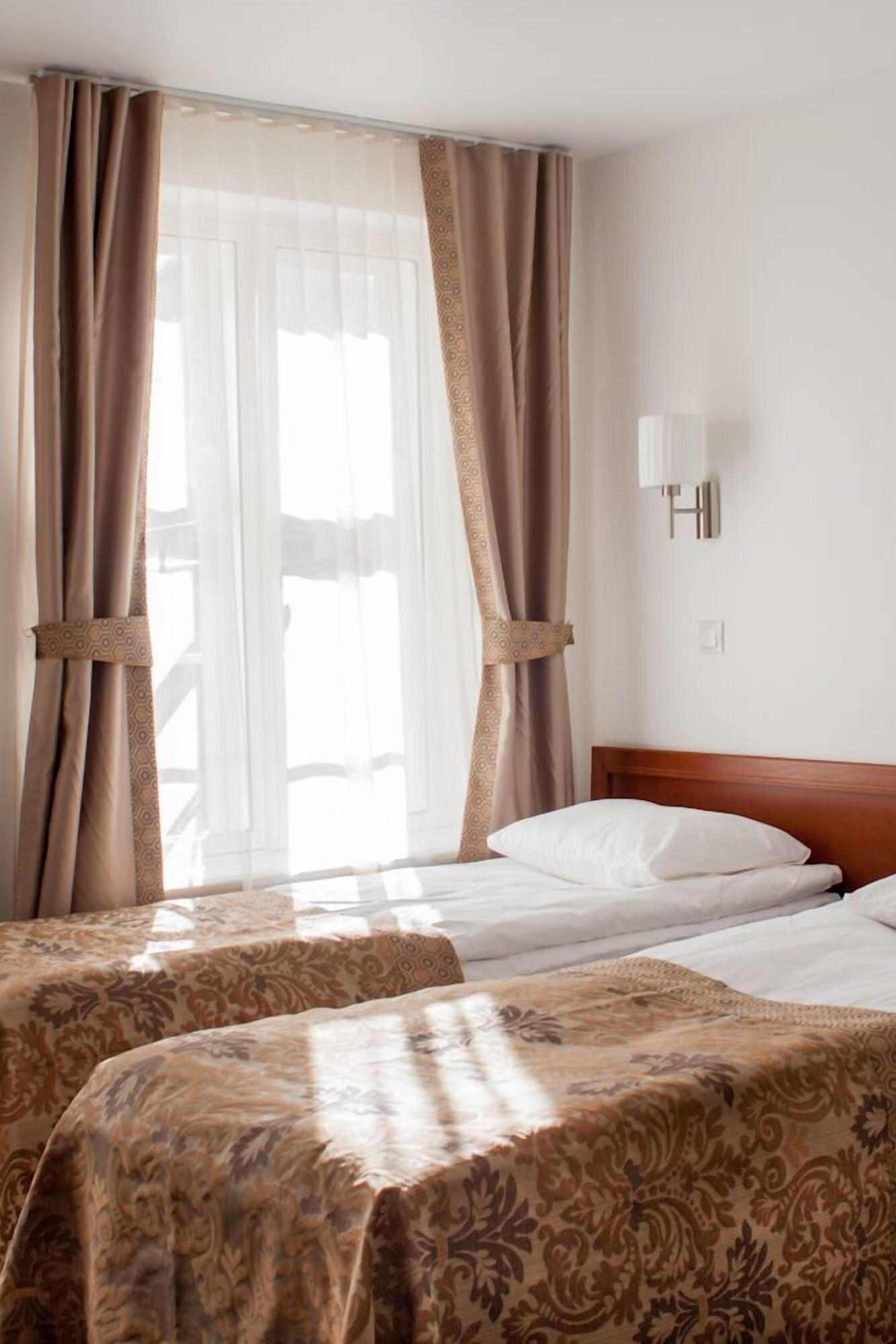 ทรี คราวน์ เรสซิเดนท์ Hotel ทาลลินน์ ภายนอก รูปภาพ
